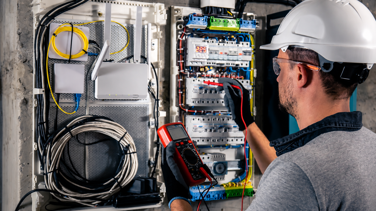 Profesional de Electro Vallès realizando trabajos eléctricos y documentación técnica