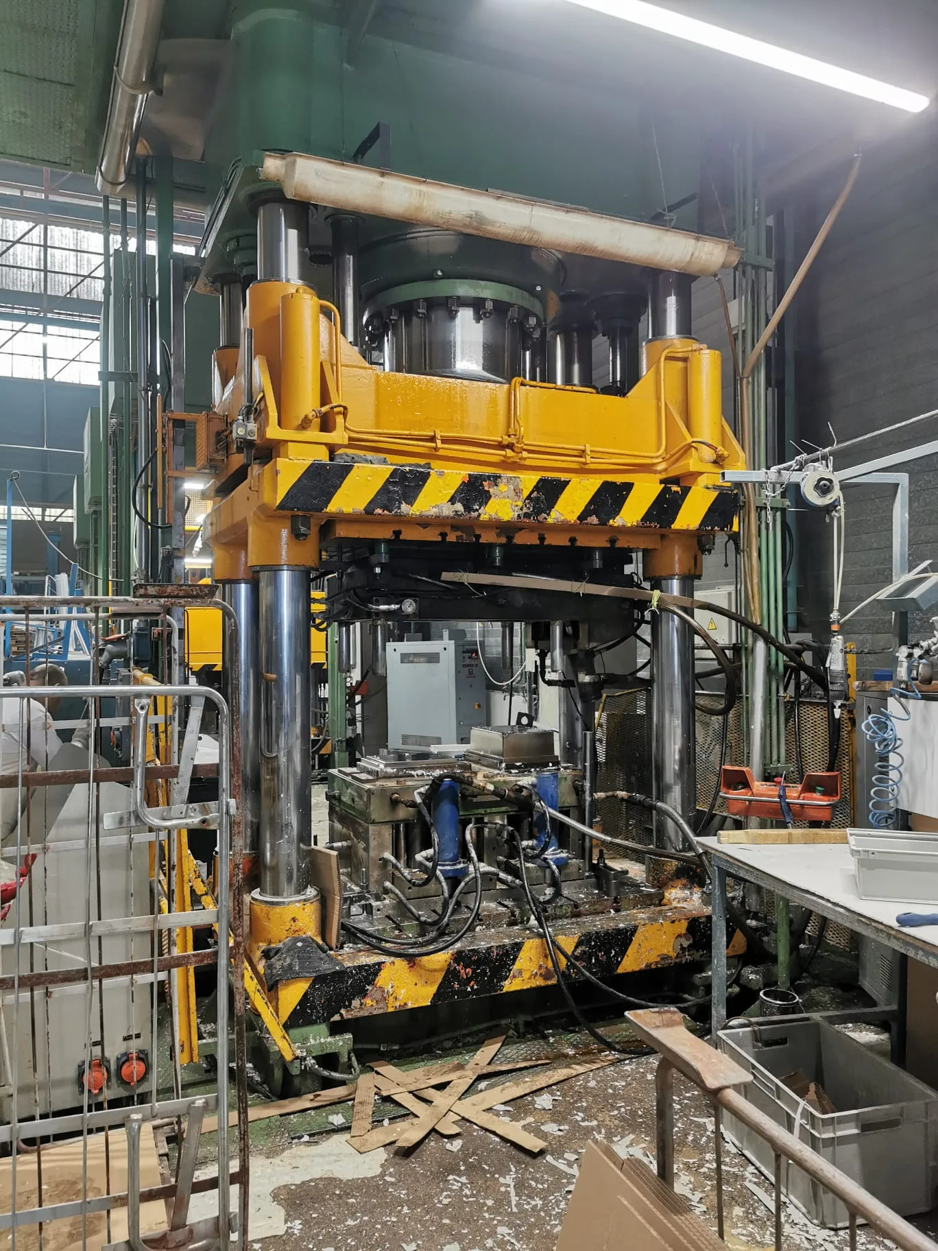 Adecuación y automatización de prensa hidráulica industrial en Barcelona