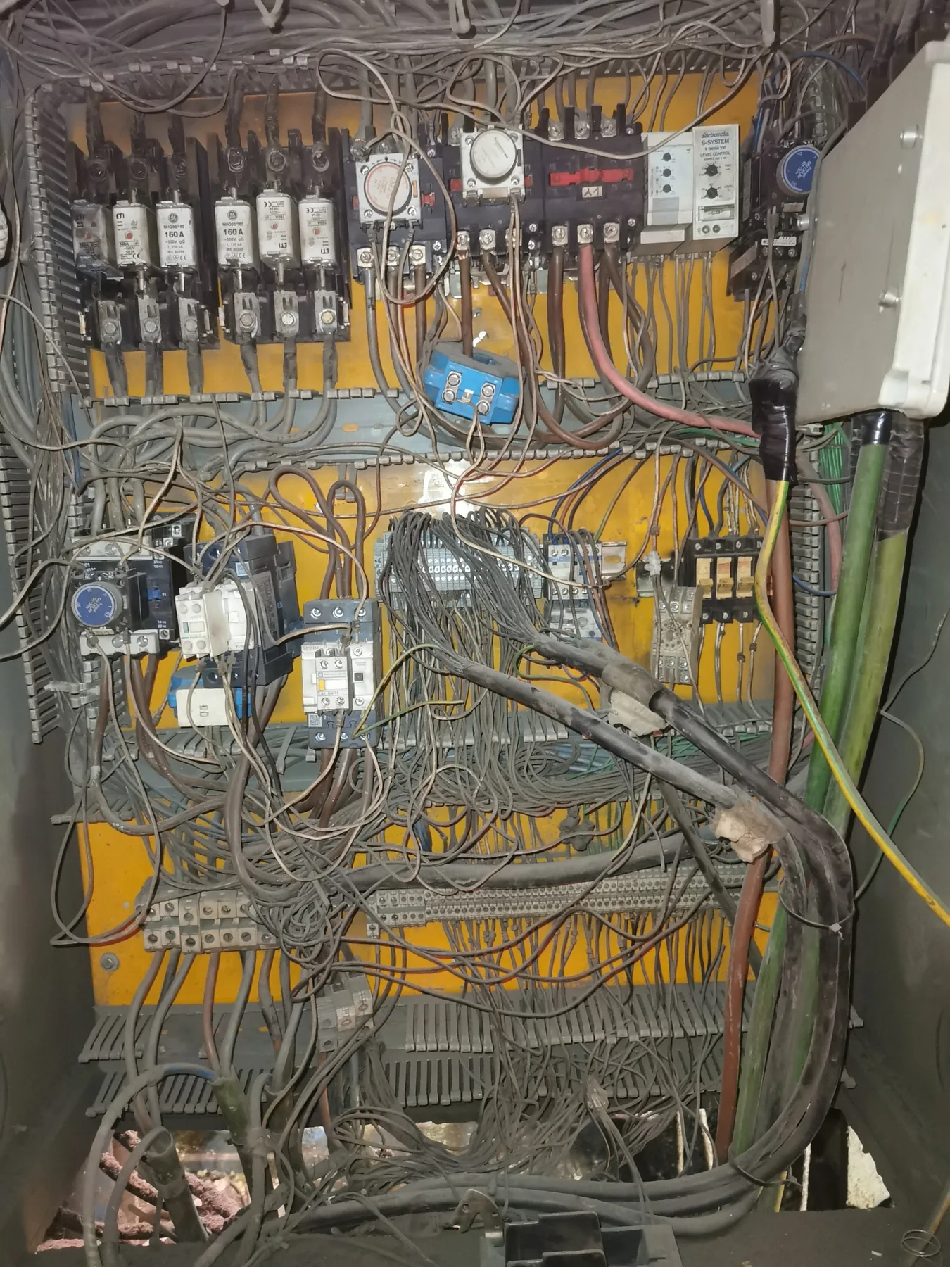 Cuadro eléctrico industrial antiguo antes de su renovación