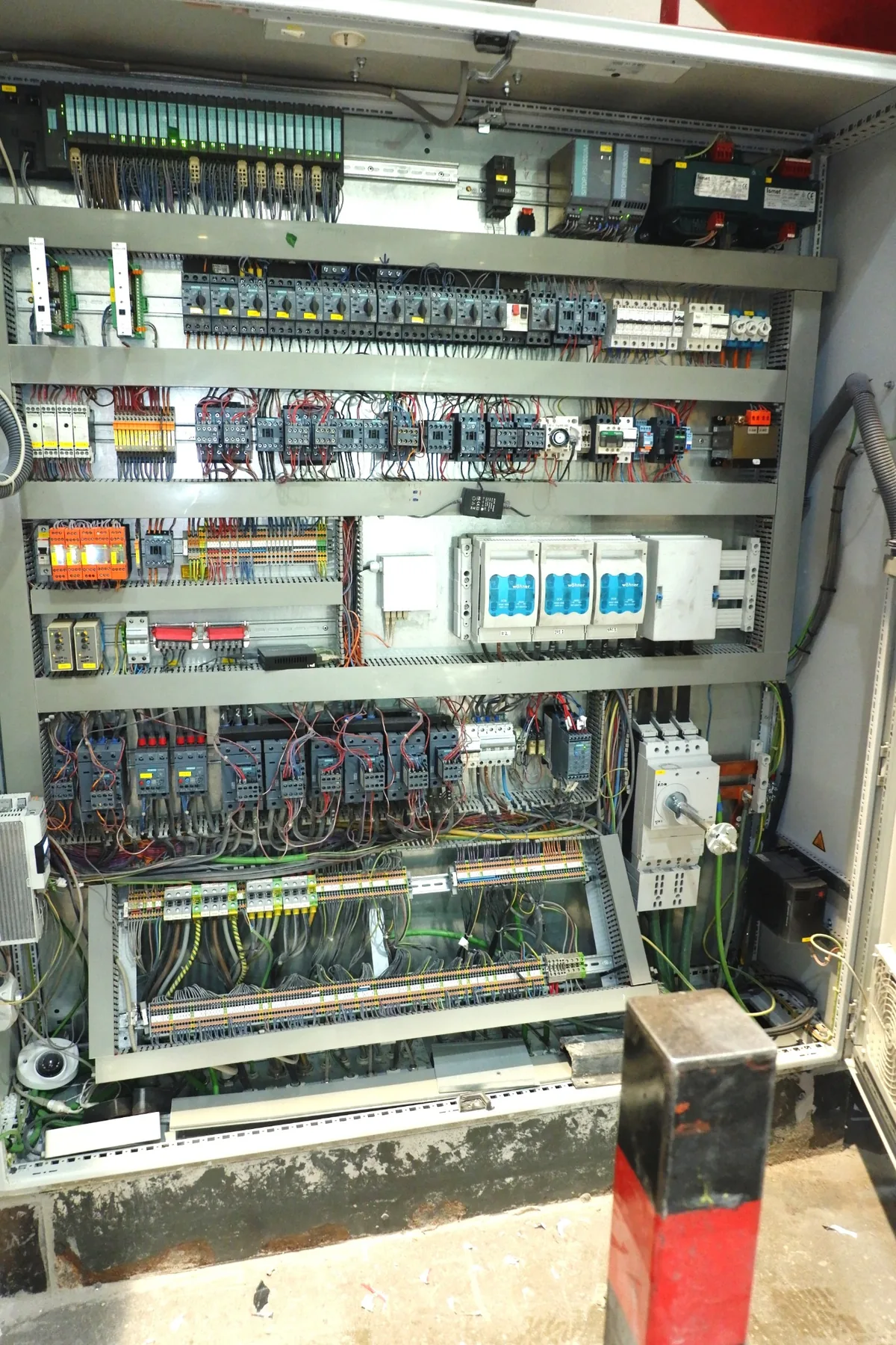 Mantenimiento y revisión de cuadro eléctrico industrial en Barcelona